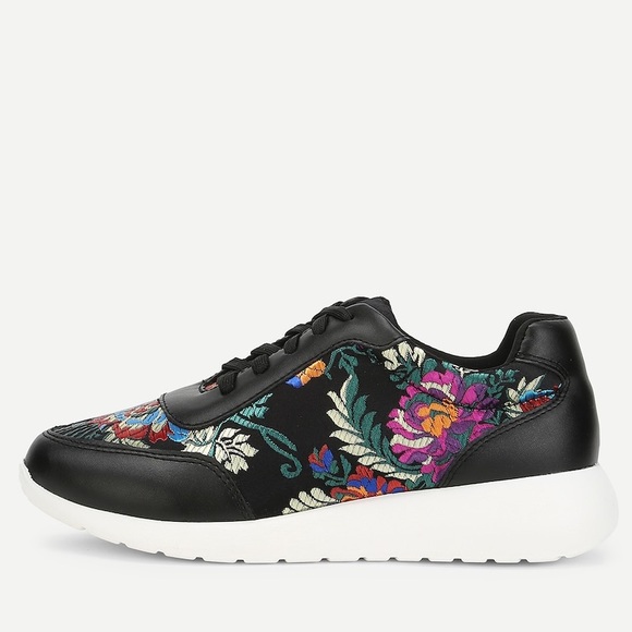 Shoes - 🆕Low top embroidered floral sneakers